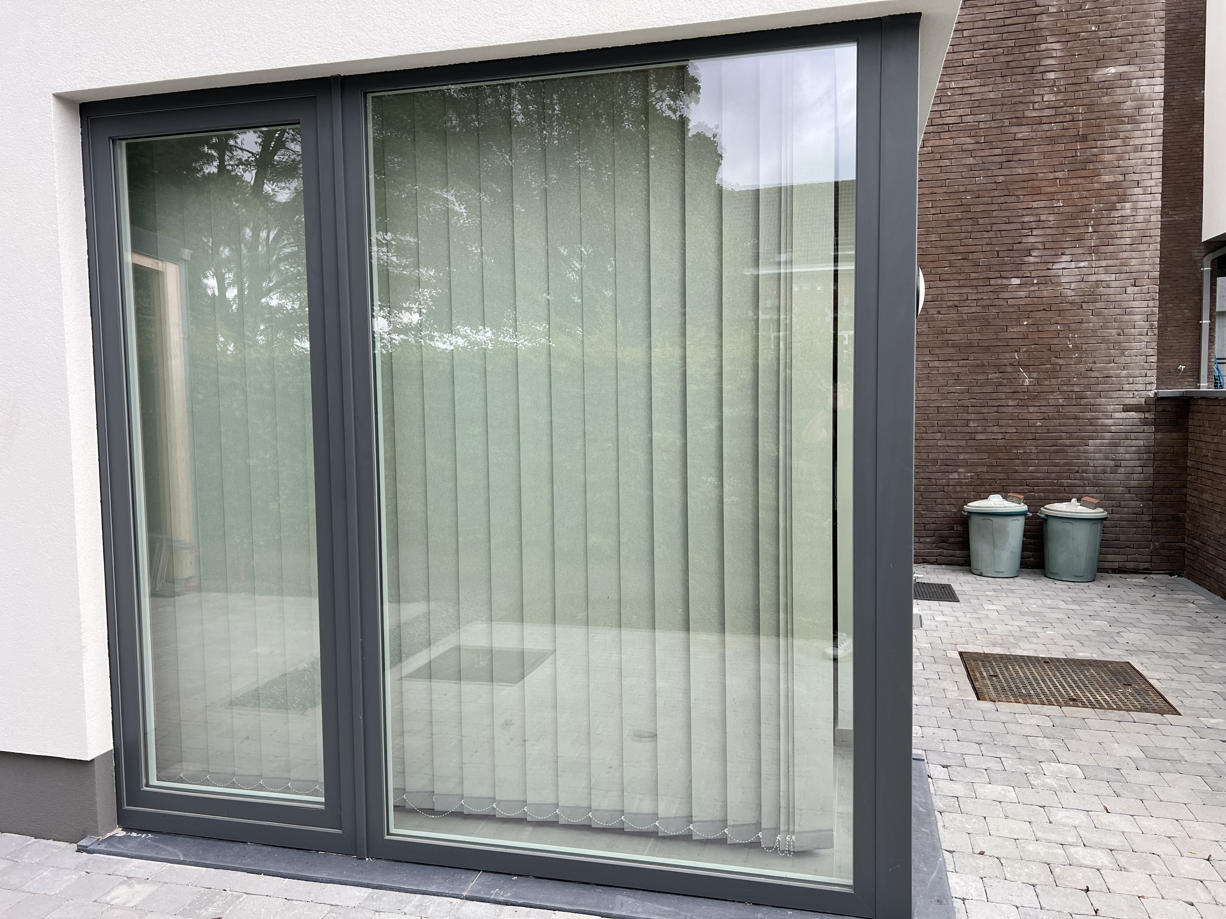 Châssis aluminium anthracite façade blanche